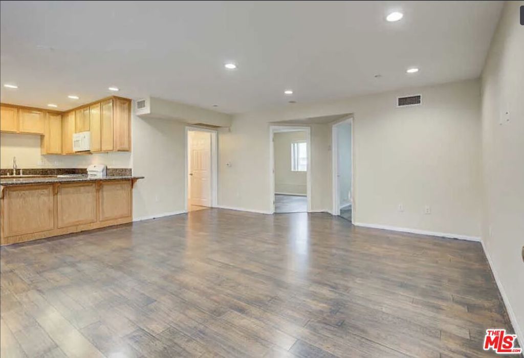 6815 Baird Avenue 2, Reseda, CA 91335