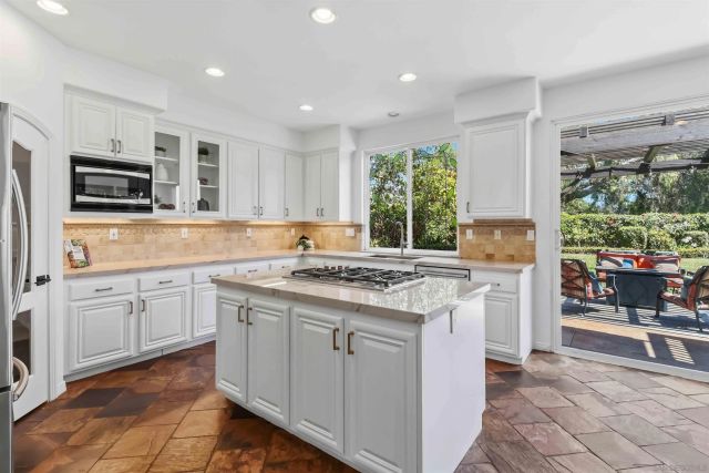 3255 Rancho Companero, Carlsbad, CA 92009