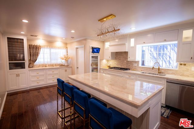 6449 Radford Avenue, North Hollywood, CA 91606