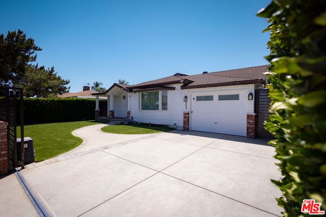 6449 Radford Avenue, North Hollywood, CA 91606