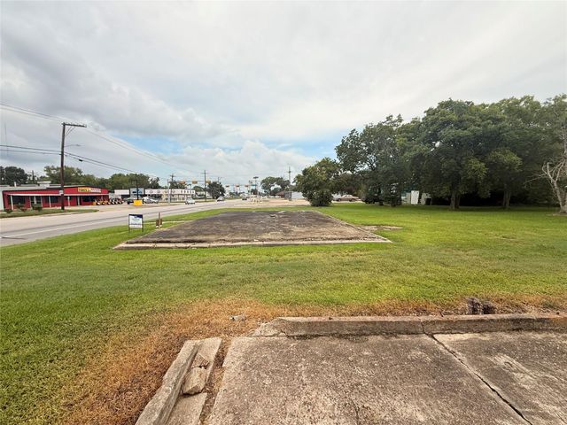 2555 S 4th Street, Beaumont, TX 77701