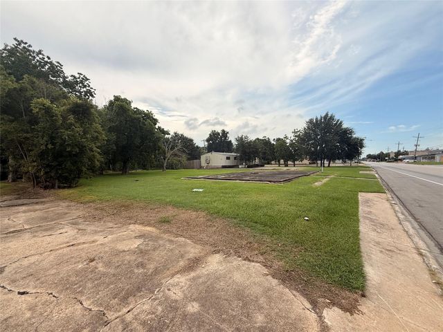 2555 S 4th Street, Beaumont, TX 77701