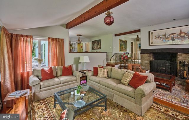 4 LOW RD, New Hope, PA 18938