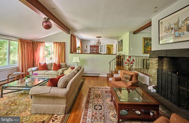 4 LOW RD, New Hope, PA 18938