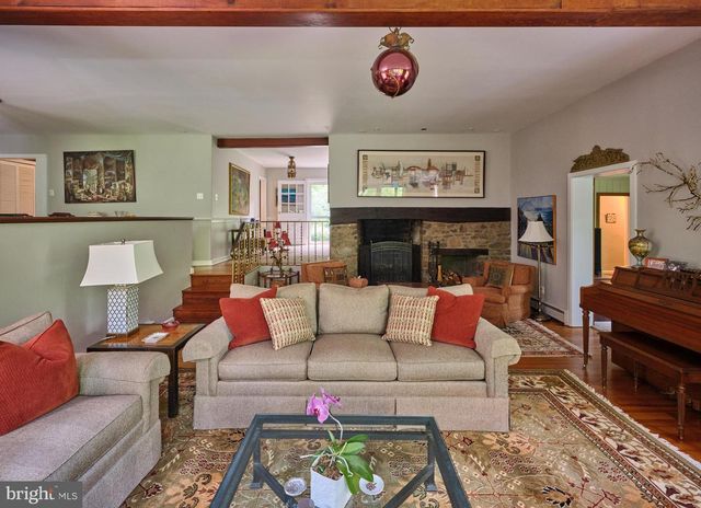 4 LOW RD, New Hope, PA 18938