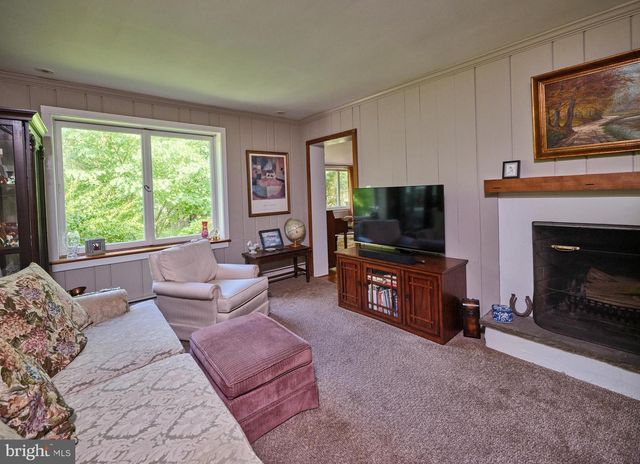 4 LOW RD, New Hope, PA 18938