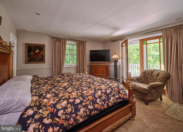 4 LOW RD, New Hope, PA 18938