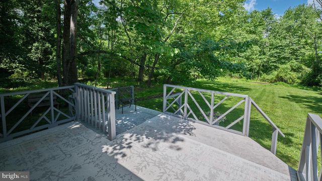 4 LOW RD, New Hope, PA 18938