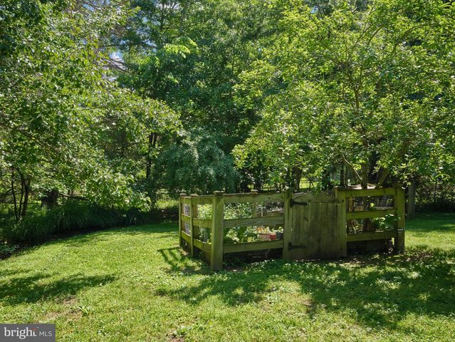4 LOW RD, New Hope, PA 18938