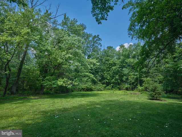 4 LOW RD, New Hope, PA 18938