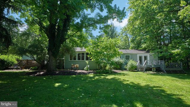 4 LOW RD, New Hope, PA 18938