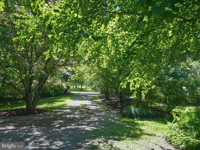 4 LOW RD, New Hope, PA 18938