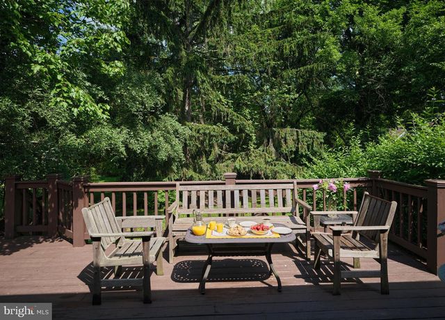 4 LOW RD, New Hope, PA 18938
