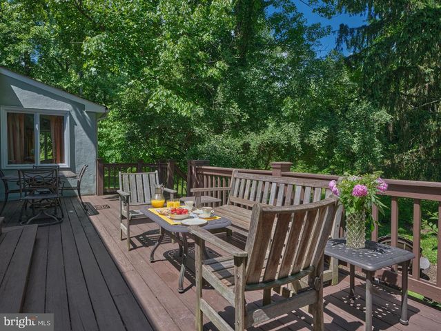 4 LOW RD, New Hope, PA 18938