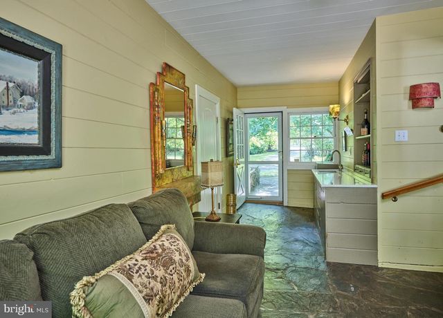 4 LOW RD, New Hope, PA 18938