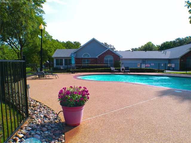 933 Bridges Drive, Arlington, TX 76012