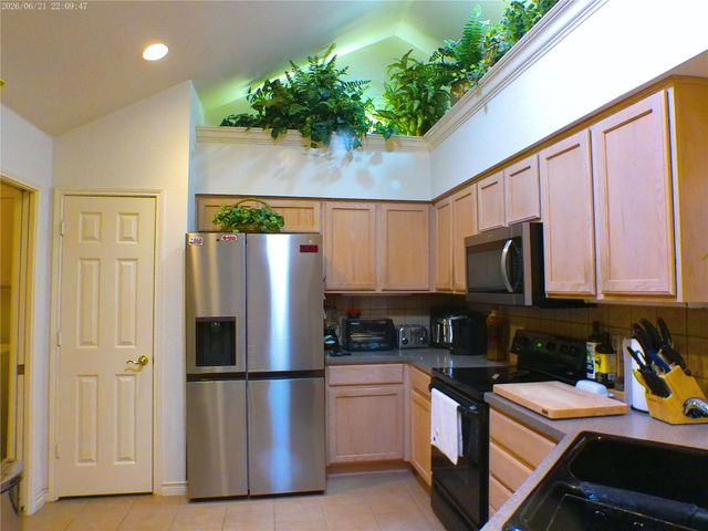 933 Bridges Drive, Arlington, TX 76012