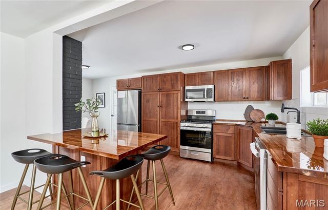 1015 Dingledine Road, St Charles, MO 63304