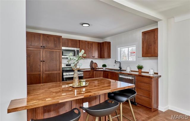 1015 Dingledine Road, St Charles, MO 63304