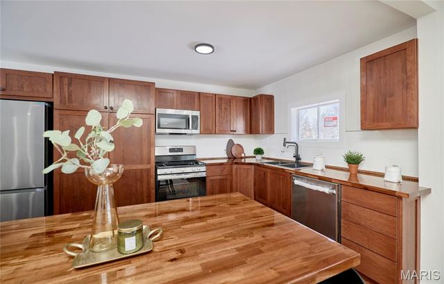 1015 Dingledine Road, St Charles, MO 63304