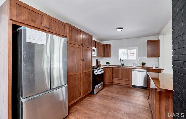 1015 Dingledine Road, St Charles, MO 63304