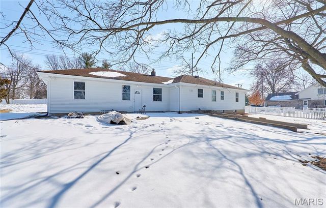 1015 Dingledine Road, St Charles, MO 63304