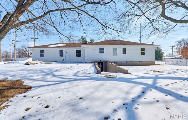 1015 Dingledine Road, St Charles, MO 63304