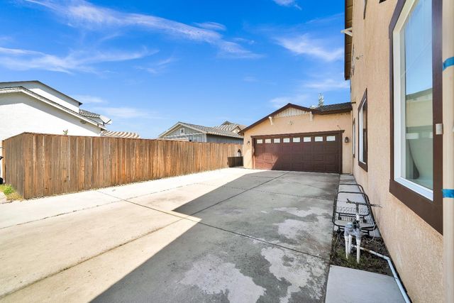4104 KEEPSAKE Dr, Modesto, CA 95356