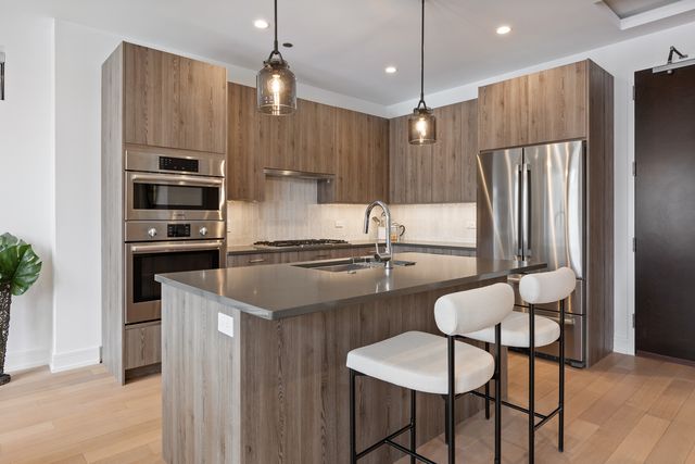 434 W Melrose Street 302, Chicago, IL 60657