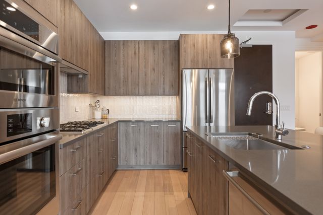 434 W Melrose Street 302, Chicago, IL 60657