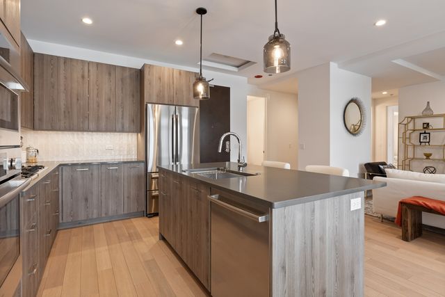 434 W Melrose Street 302, Chicago, IL 60657