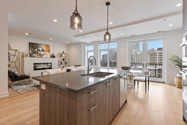 434 W Melrose Street 302, Chicago, IL 60657