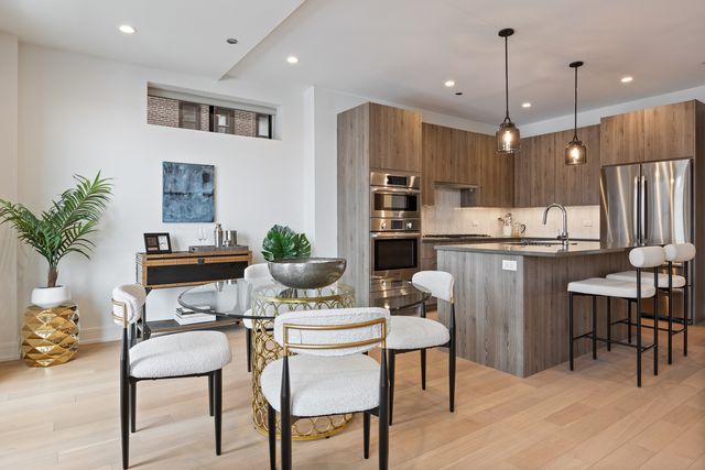 434 W Melrose Street 302, Chicago, IL 60657