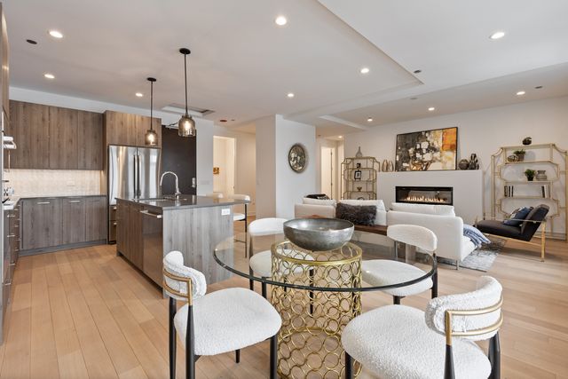 434 W Melrose Street 302, Chicago, IL 60657