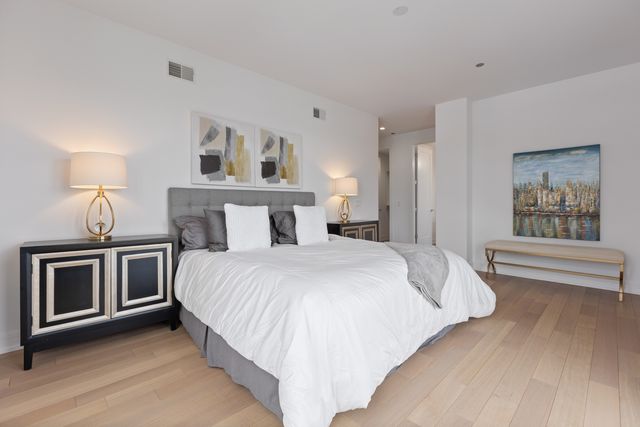 434 W Melrose Street 302, Chicago, IL 60657