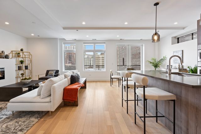 434 W Melrose Street 302, Chicago, IL 60657