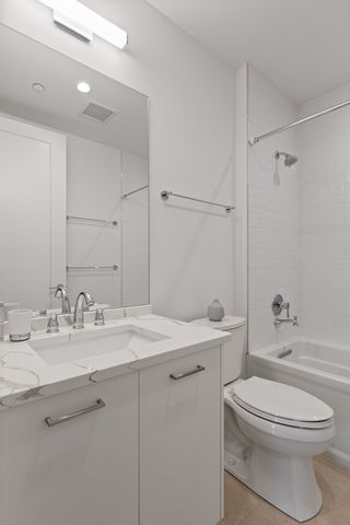 434 W Melrose Street 302, Chicago, IL 60657