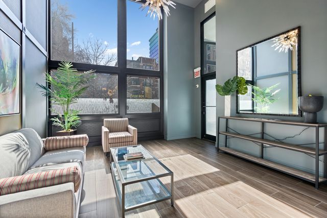 434 W Melrose Street 302, Chicago, IL 60657