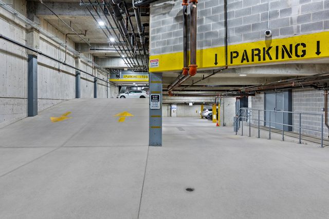 434 W Melrose Street 302, Chicago, IL 60657