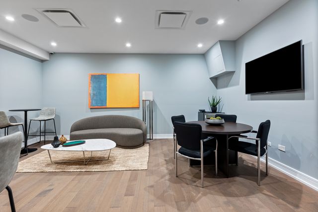 434 W Melrose Street 302, Chicago, IL 60657