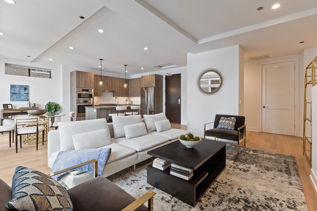 434 W Melrose Street 302, Chicago, IL 60657