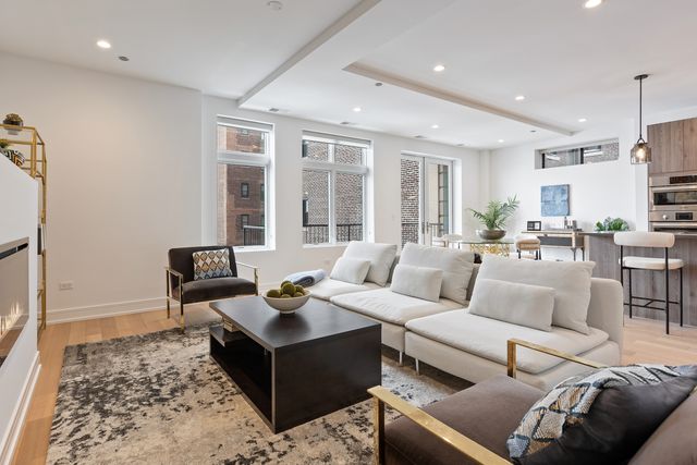 434 W Melrose Street 302, Chicago, IL 60657