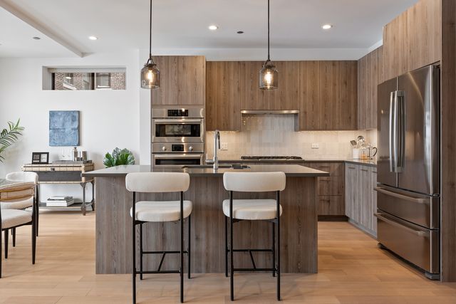 434 W Melrose Street 302, Chicago, IL 60657