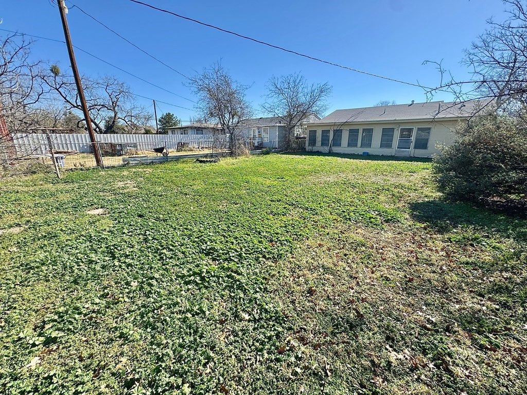 Image 10 of property listing at 1318 E Harris Avenue, San Angelo, TX 76903
