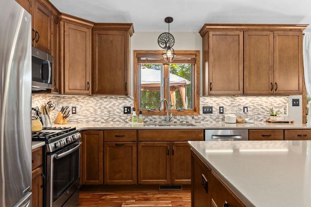1605 MEADOWBREEZE CIRCLE, Neenah, WI 54956