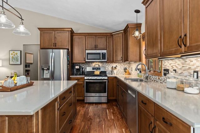 1605 MEADOWBREEZE CIRCLE, Neenah, WI 54956
