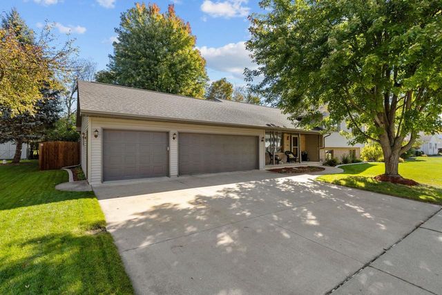 1605 MEADOWBREEZE CIRCLE, Neenah, WI 54956