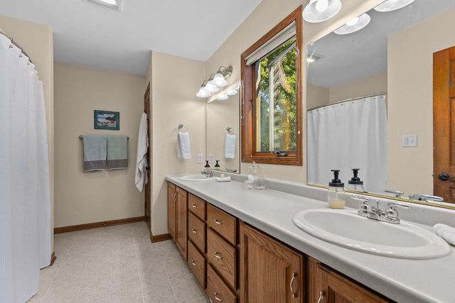 1605 MEADOWBREEZE CIRCLE, Neenah, WI 54956