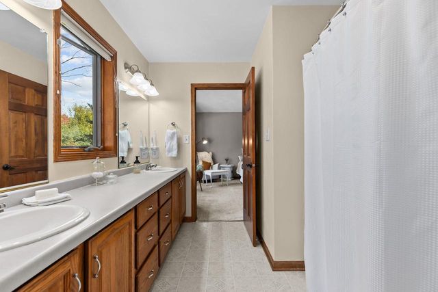 1605 MEADOWBREEZE CIRCLE, Neenah, WI 54956