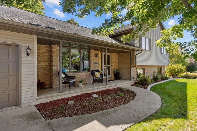 1605 MEADOWBREEZE CIRCLE, Neenah, WI 54956